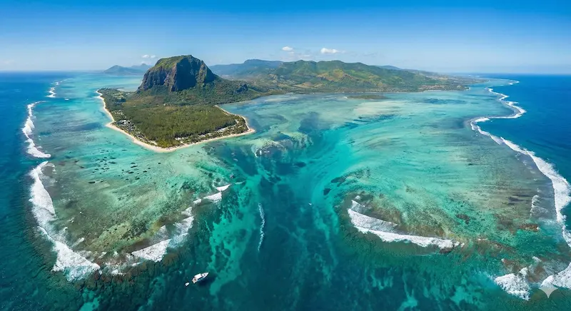 Mauritius underwater waterfall illusion
